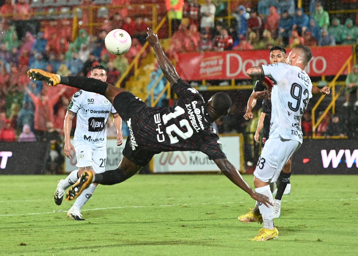 Liga Deportiva Alajuelense sufrió en su casa bajo la lluvia y perdió contra Sporting FC.