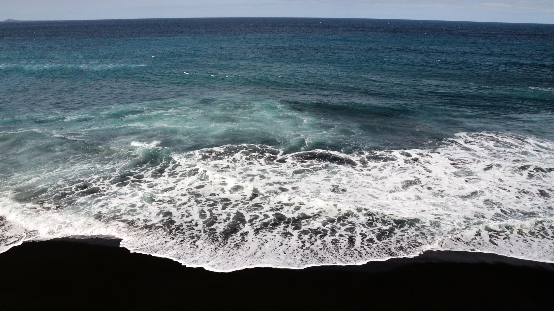 La arena negra proviene de la lava enfriada por el mar. Conozca las playas más famosas con este tipo de arena en el mundo.
