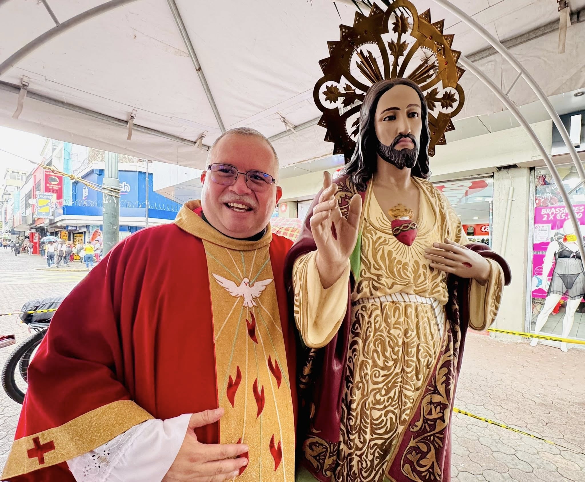Don José Antonio Gutiérrez Leiva es un tramero de cuarta generación del Mercado Central de San José y fue él quien nos dijo: “Venga, acérquese, quédesele viendo a la imagen del Sagrado Corazón de Jesús, no deje de verla porque ahorita ella lo vuelve a ver a usted”.