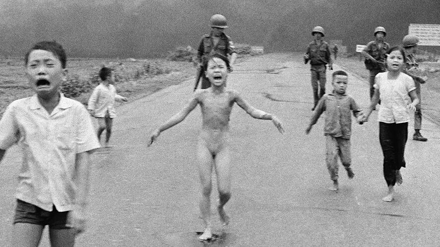 Los vietnamitas Kim Phuc Phan Thi y Huynh Cong Út, conocido como Nick Ut, están en Costa Rica para promocionar la primera edición en español del libro “La Ruta del Fuego” que Kim escribió en el 2017, pero que hasta este año se tradujo al español.