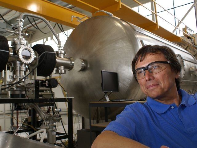 Dr Franklin Chang según el cronograma de la empresa Ad Astra Rocket Company, el motor de plasma VASIMR realiza sus pruebas de disparo de larga duración antes de un viaje espacial.