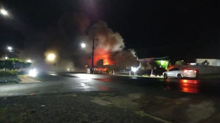 Los Bomberos tratan de controlar las llamas en Santa Clara de Florencia, San Carlos. Foto: Cortesía