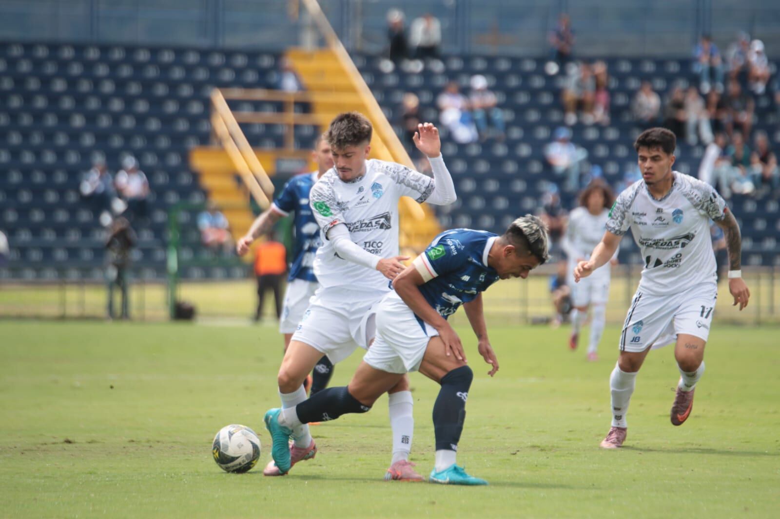 खेळ अगदी चेंडू नियंत्रणात होता.