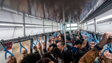 Pasajeros van al borde de caerse: así es el terrible hacinamiento en el tren San José-Cartago