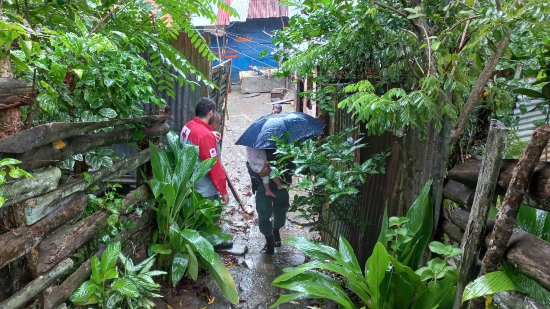 Oficiales del Ministerio de Seguridad Pública también participan en labores de rescate y evacuación. Foto MSP.