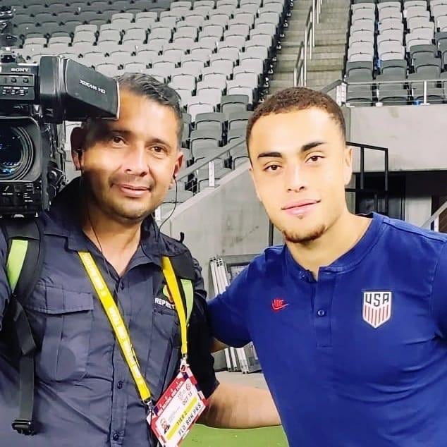 Gilbert Chaves estuvo cerca de llegar al fútbol profesional, pero la vida le tenía preparado otro camino; hoy es camarógrafo titular de la FIFA y le agradece a sus papás cada paso que dio para cumplir el sueño. Aquí en la foto con el seleccionado estadounidense Sergiño Dest