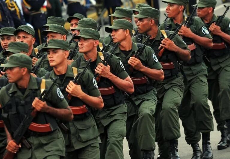 Daniel Ortega y su ejército nicaragüense