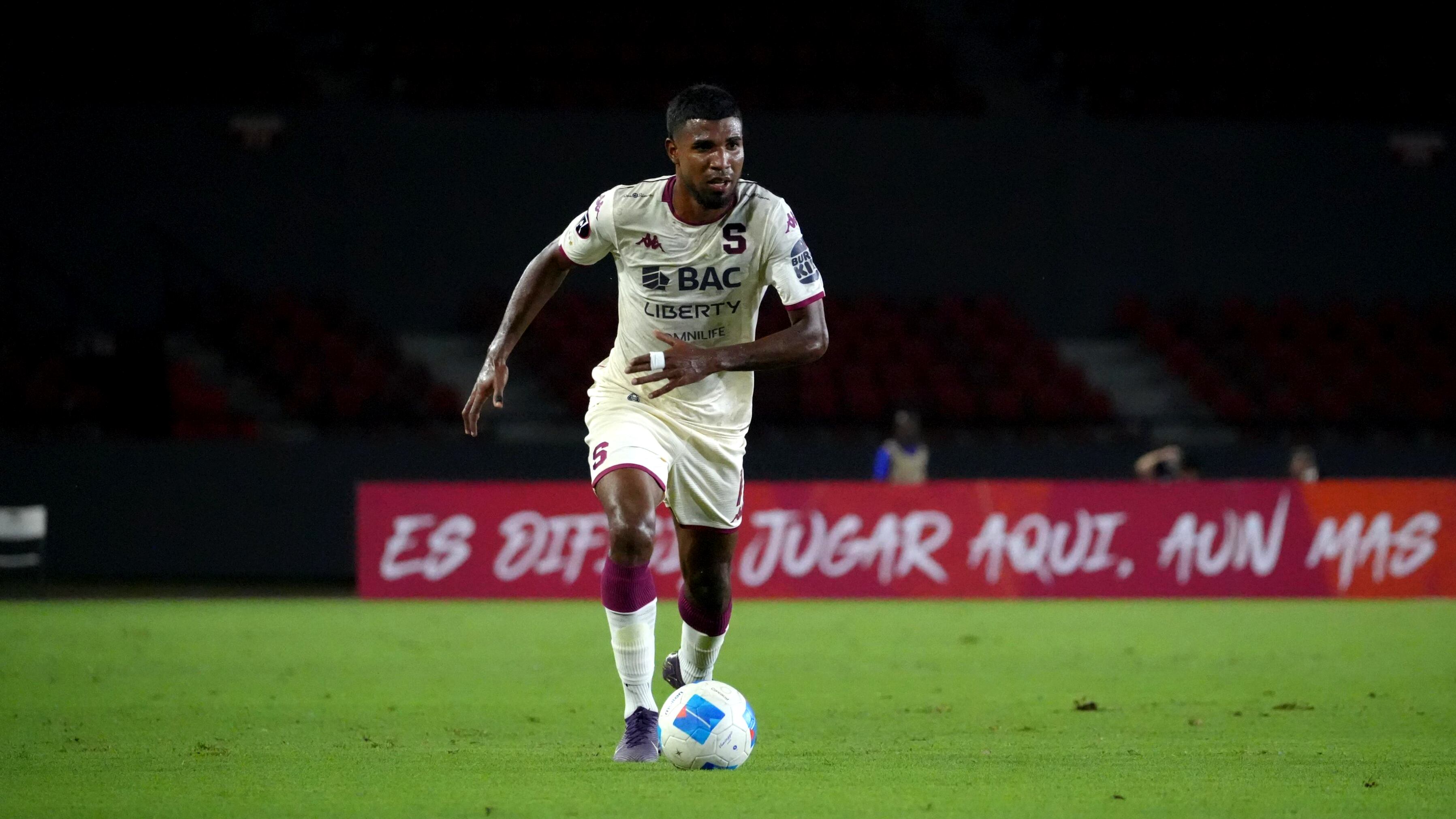 Gerald Taylor conduce el balon en el Rommel Fernandez