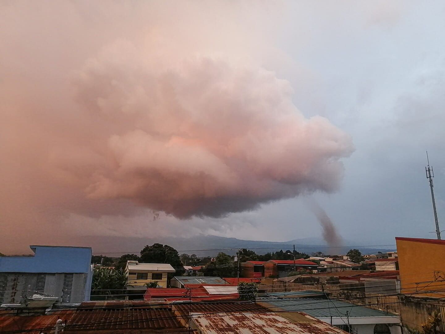 Torbellino en Mercedes Norte de Heredia. Foto tomada del Facebook de Ale Cruz Segura.