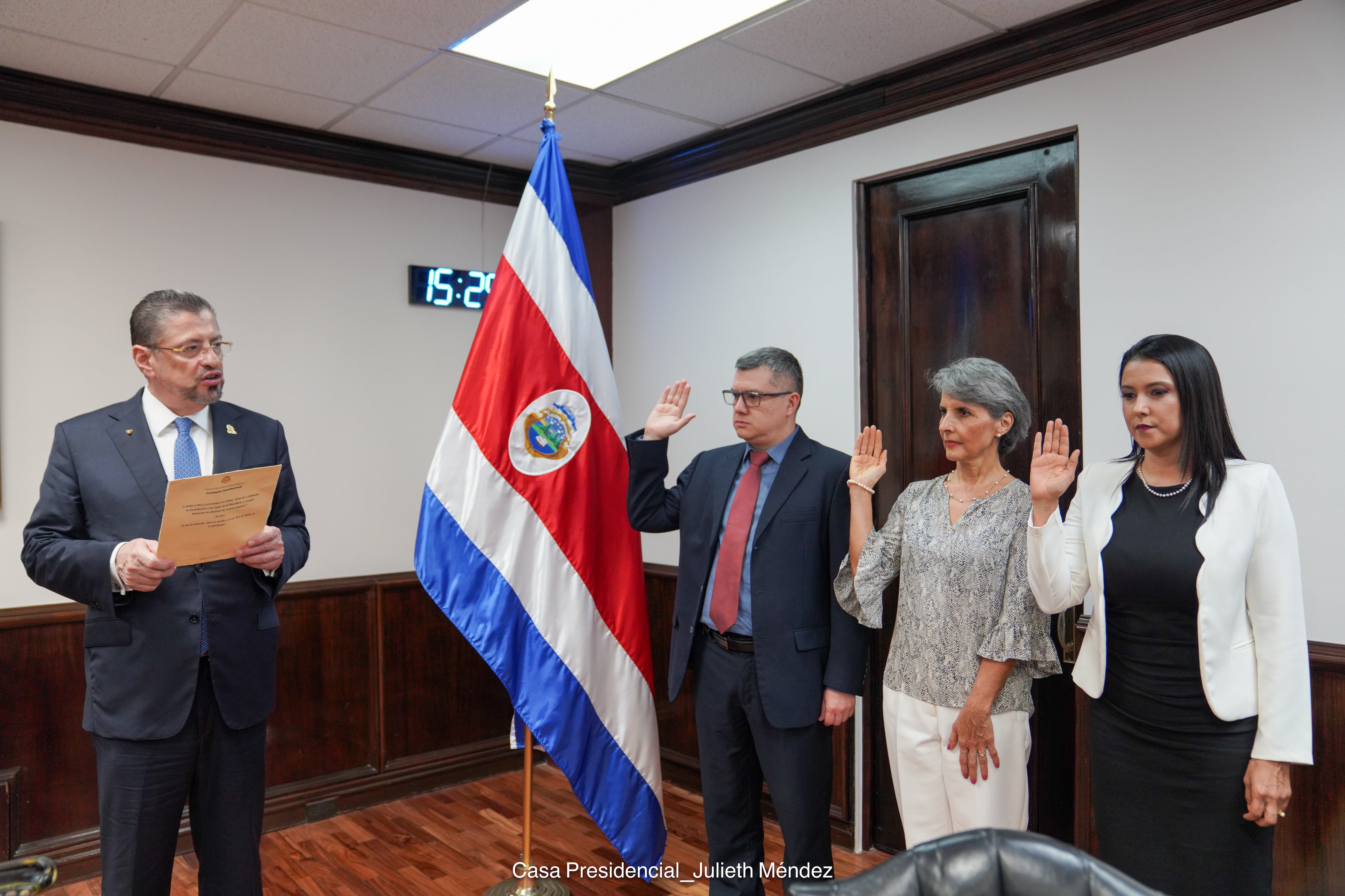 El presidente Rodrigo Chaves junto a tres de los nuevos miembros de la Junta Directiva del Banco Nacional.