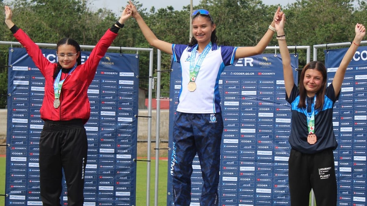 La primera medalla de oro de la edición 42 de los Juegos Deportivos Nacionales Limón 2026 se fue para el cantón de Pérez Zeledón. Chelsea Araya Ulloa, de 18 años, con un tiempo de 57 minutos, 33 segundos y 87 centésimas, ganó los 10 mil metros marcha en la pista sintética del polideportivo de Pococí.