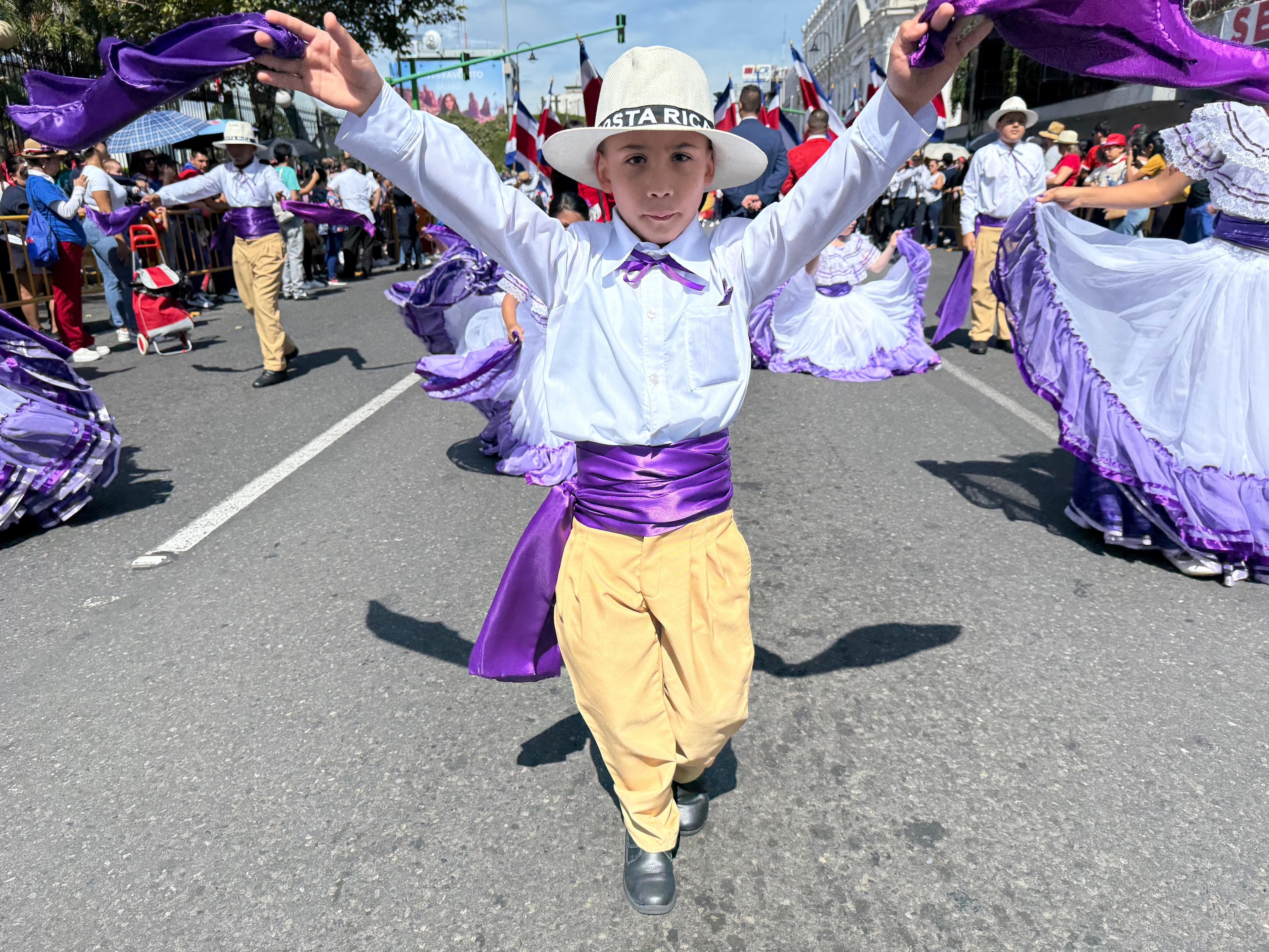 Brandon Alvarado tiene 9 años y está en tercer grado de la escuela. Le encanta bailar típico y desde abril pasado se propuso estar en los desfiles del 15 de setiembre con la Escuela España