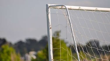 Policía penitenciario muere al caerle marco de fútbol sobre la cabeza