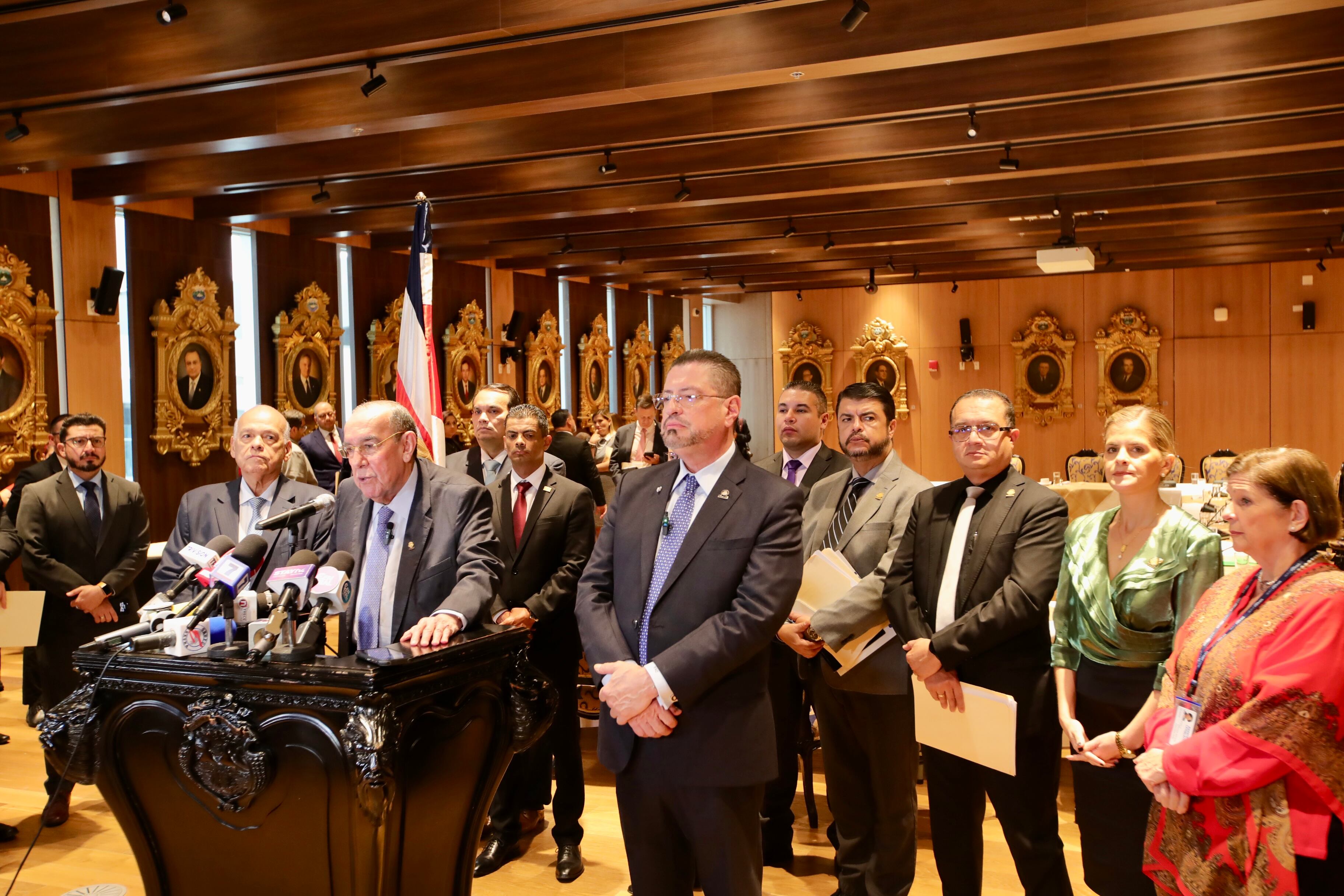 Reunión de supremos poderes para seguridad