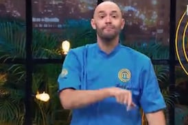 Se comen vivo a famoso chef de MasterChef Celebrity por hacer una sopa negra “tica”