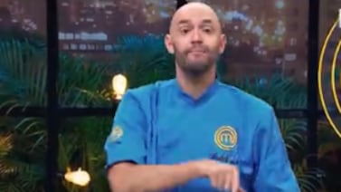 Se comen vivo a famoso chef de MasterChef Celebrity por hacer una sopa negra “tica”