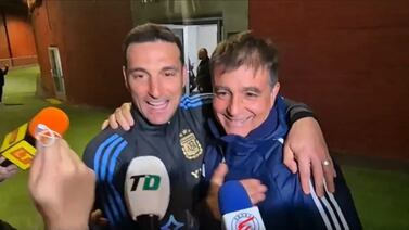 Lionel Scaloni y Claudio Vivas protagonizaron un emotivo momento en medio de una entrevista