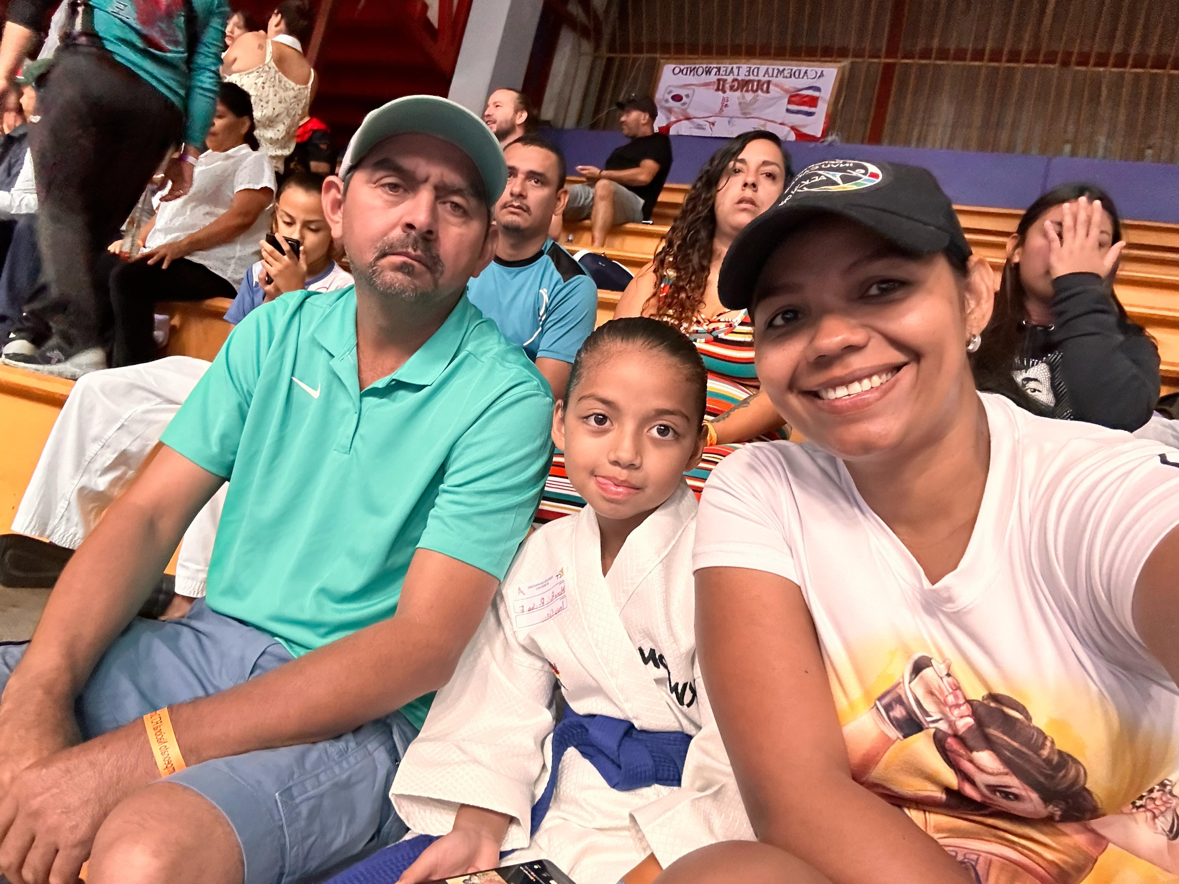 Maríapaula Rocha es una niña de 10 años, que practica taekwondo y a su corta edad tiene decenas de medallas de oro. Cortesía Carolina Espinoza, madre de la menor.