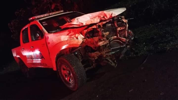 Un hombre que conducía una buseta cargada con aparente licor de contrabando se estrelló contra una patrulla policial y un contenedor al parecer para evitar ser detenido. Foto: Cortesía para La Teja