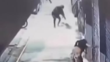 Video capta el aterrador momento en que sicario ejecutó a un hombre fuera de un bar