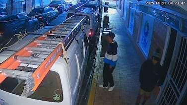 ¡En segundos! Vea cómo dos sujetos robaron una escalera del techo de un carro en San José