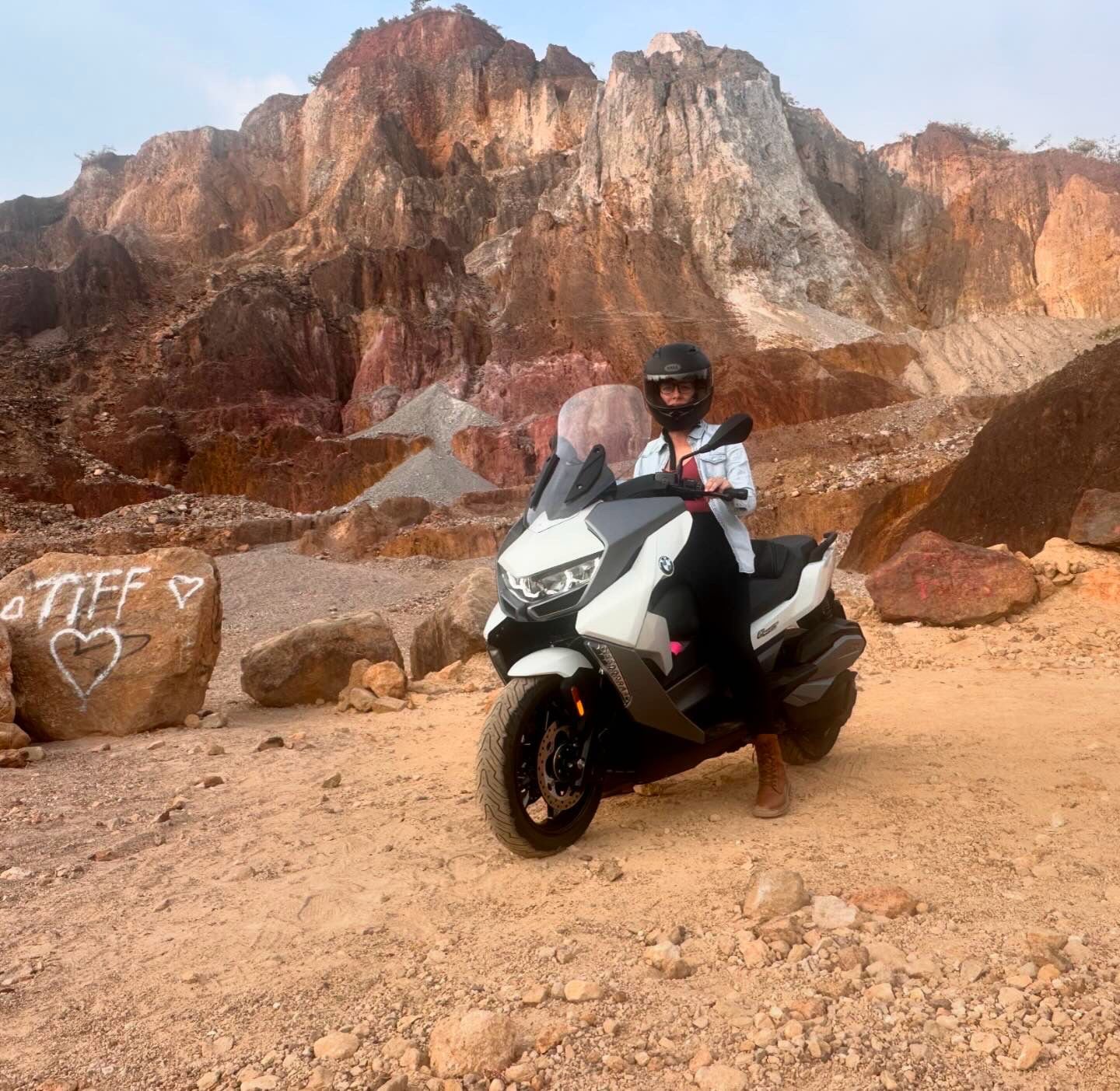 Fabiola Montoya es dueña de una espectacular moto BMW C400-GT.