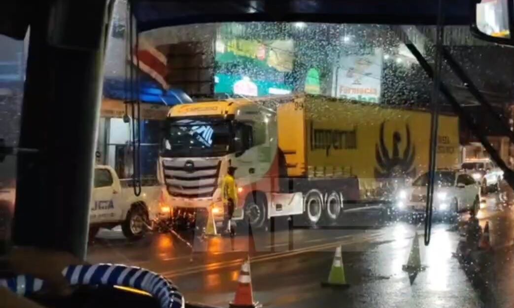 El muchacho murió tras ser arrollado por el camión, cuyo conductor no pudo esquivarlo. Foto Agencia Nacional de Información.