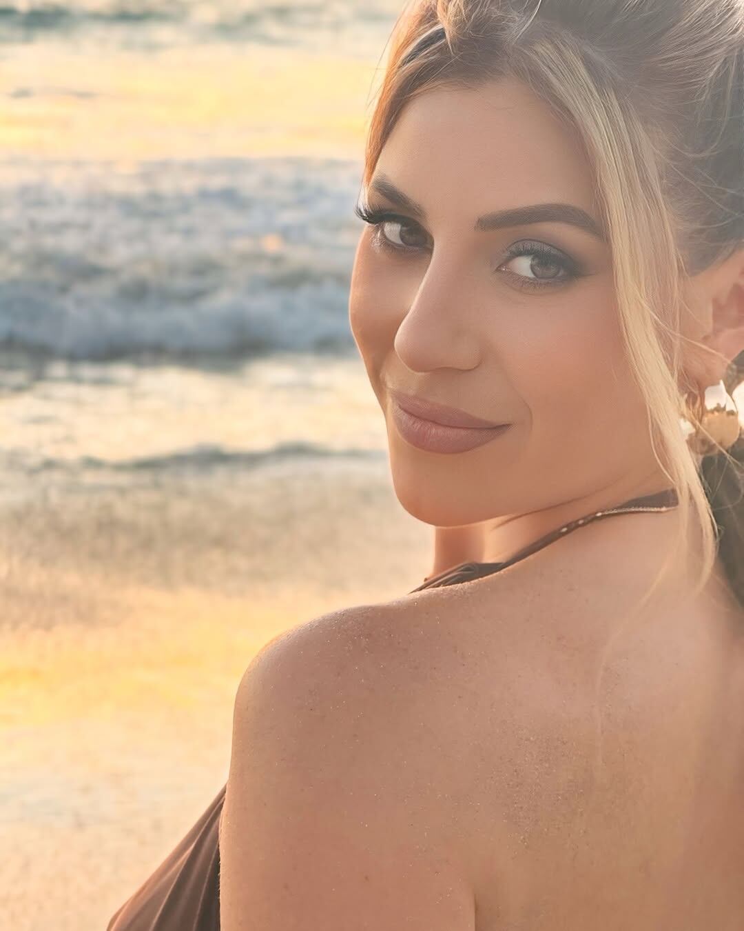 Mimi Ortiz posó en uno de sus lugares favoritos y derrochó elegancia y belleza.