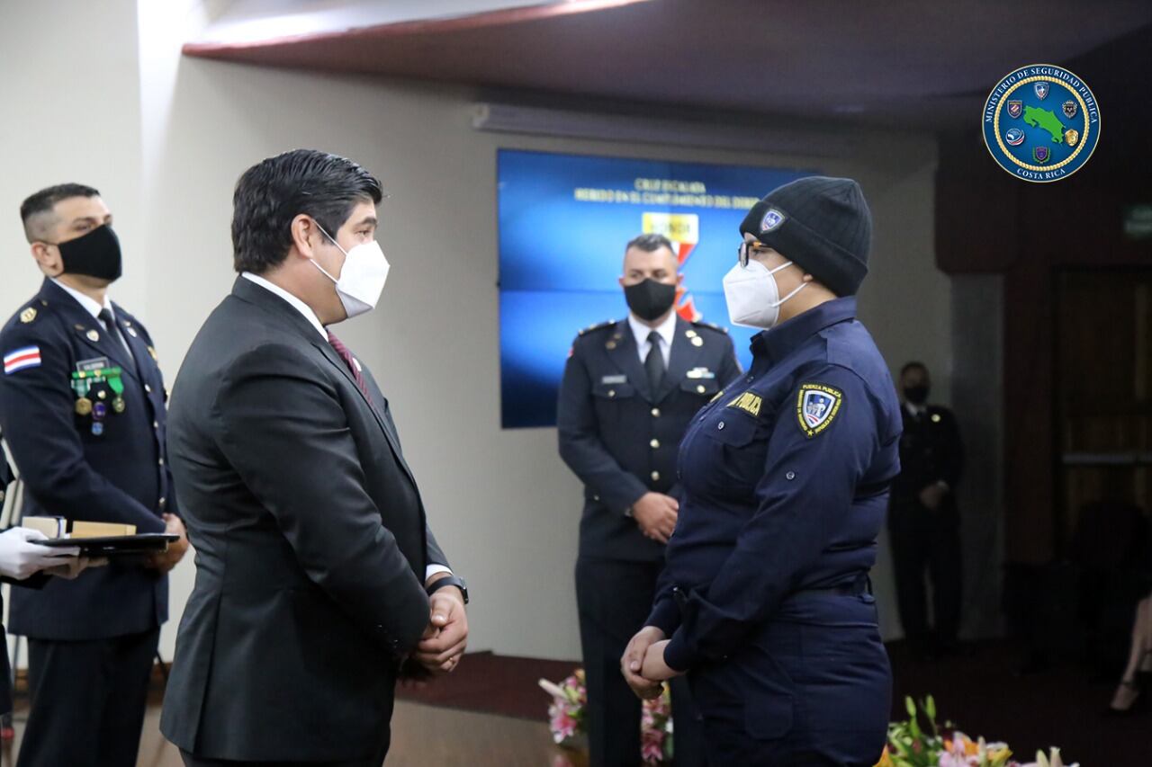 Kimberly Suárez, oficial que recibió disparo en la cabeza, recibe la medalla Cruz Escarlata. Foto MSP.