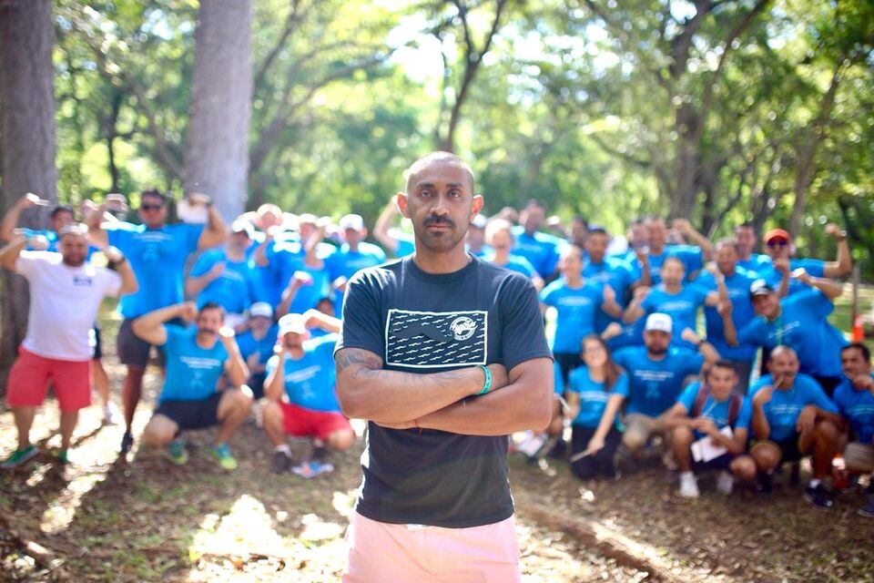 Hace diez años don Carlos Araya, quien tiene 42 años, fue uno de los primeros que sin pelos en la lengua les decía a los hombres mayores de 45 años que el examen de tacto de próstata tenía que ser algo normal una vez al año y que se debían realizar autoexámenes testiculares