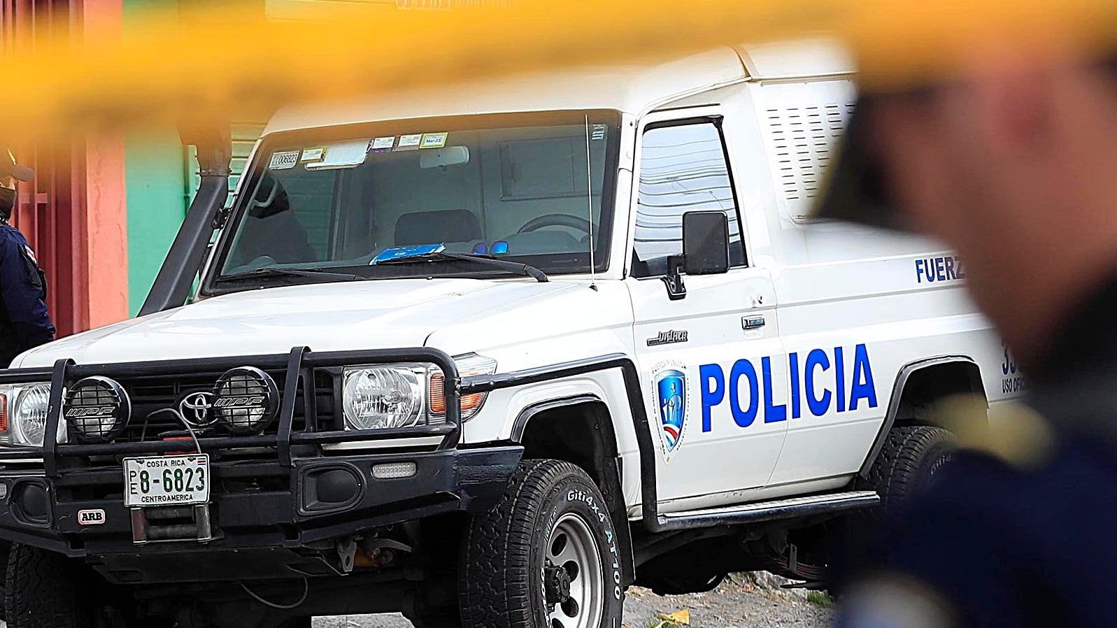 06/03/2023 Concepción de Tres Ríos. Homicidio dentro de locales comerciales, 150 metros al este del templo católico, frente a Palí. Oficiales de la Fuerza Pública y del OIJ trabajan en la custodia de la escena.