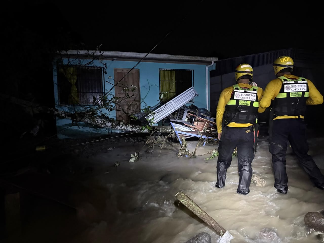 Las fuertes lluvias provocaron inundaciones, rescates y evacuaciones durante la noche en barrio Pacuarito de Pacuare en Siquirres. Foto: Bomberos