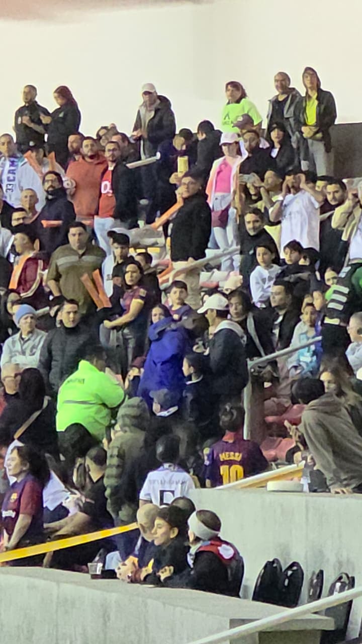 El hombre que tuvo que salir es el de suéter azul.