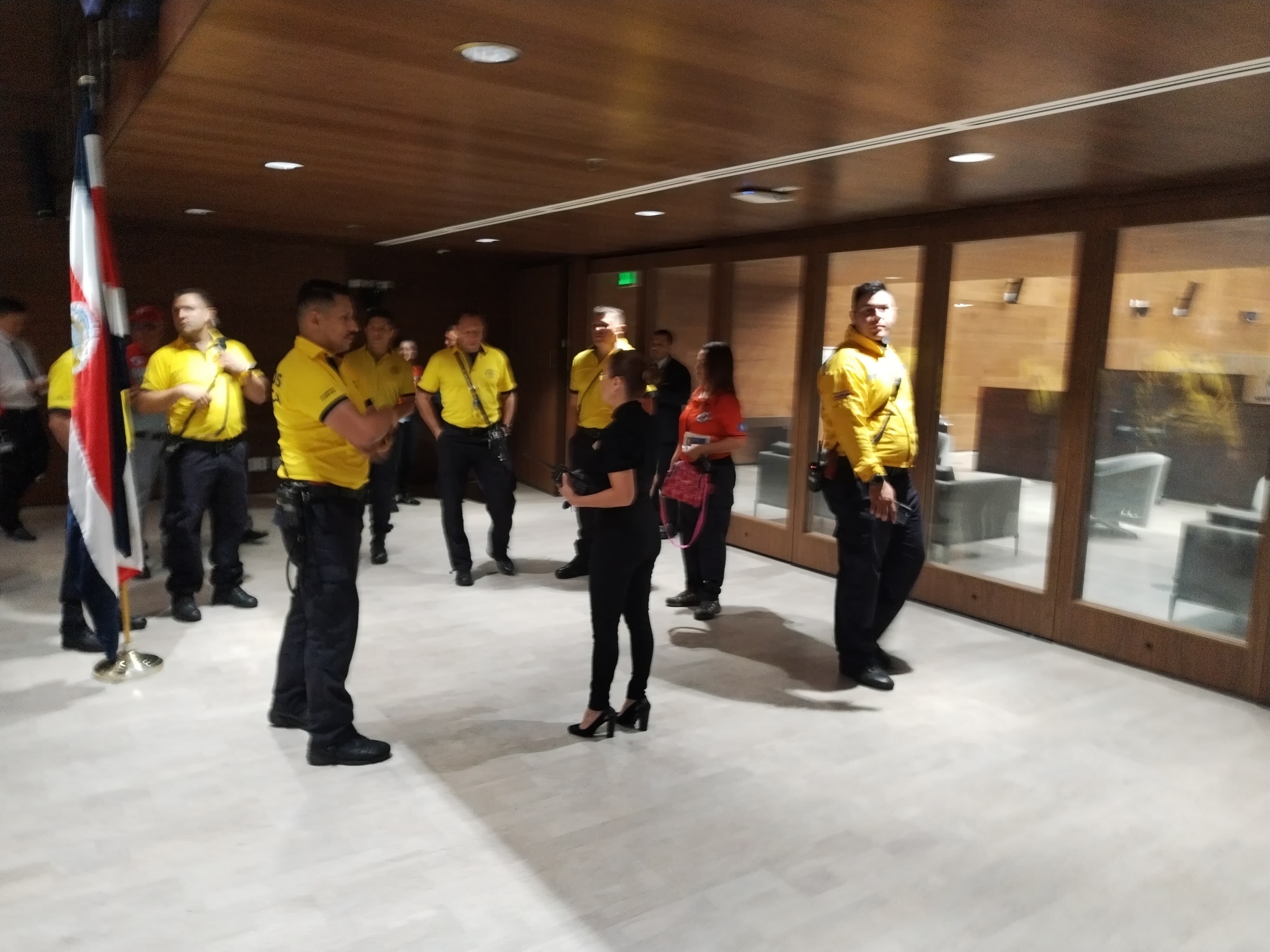 La prensa que cubre la Asamblea Legislativa mañaneó tempranito este 1 de mayo