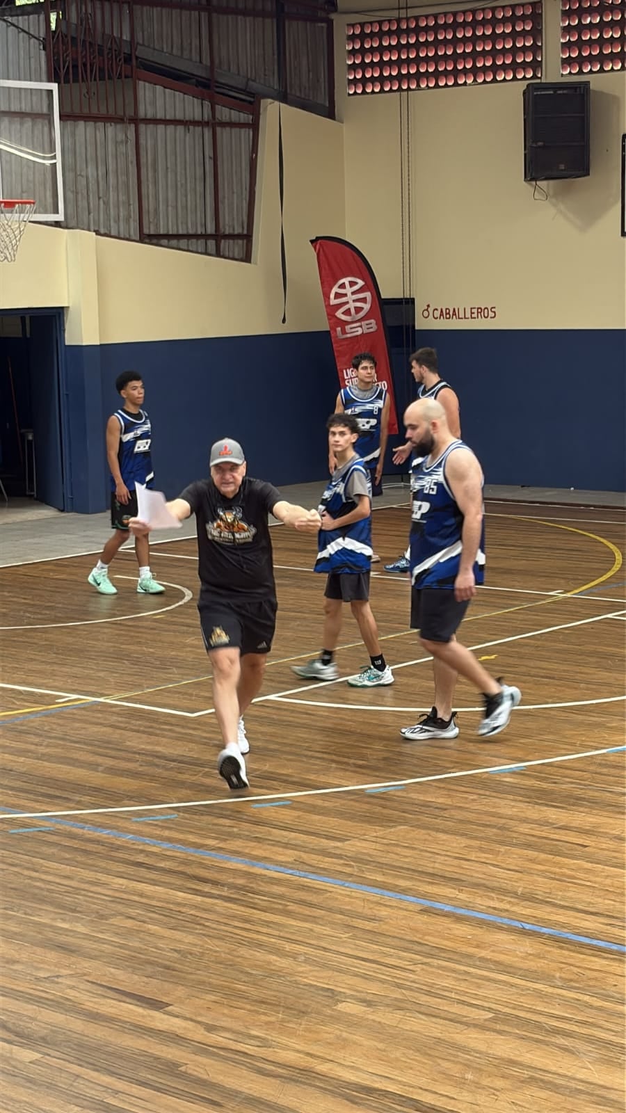El coach Carlos Morales dirigió clínicas de baloncesto en Costa Rica.