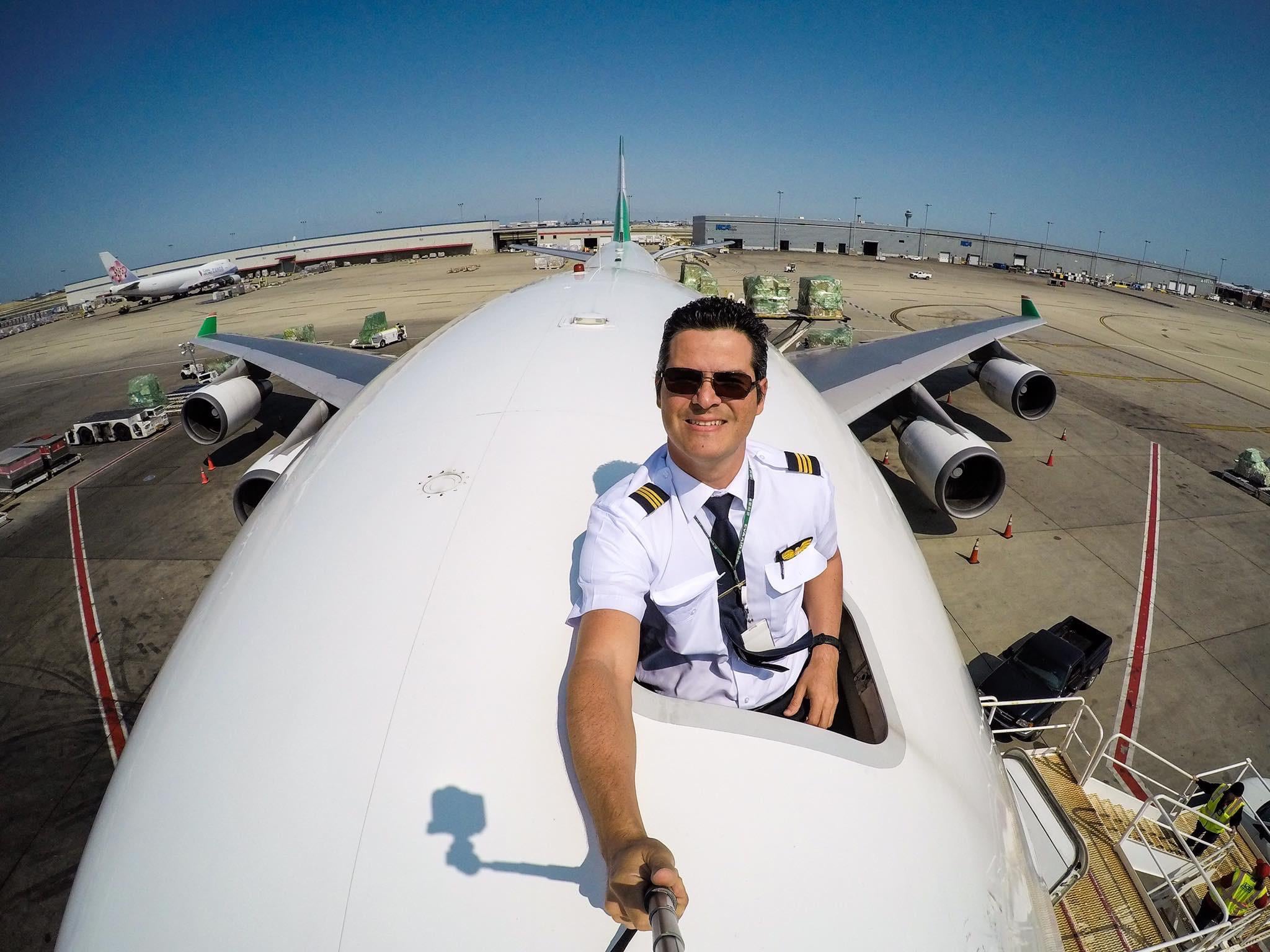 Desde los 10 años, cuando su tío piloto de Lacsa lo llevó por primera vez a una cabina rumbo a Estados Unidos, André Quirós Tacsan supo que quería pasar su vida entre nubes, motores y controles de vuelo.