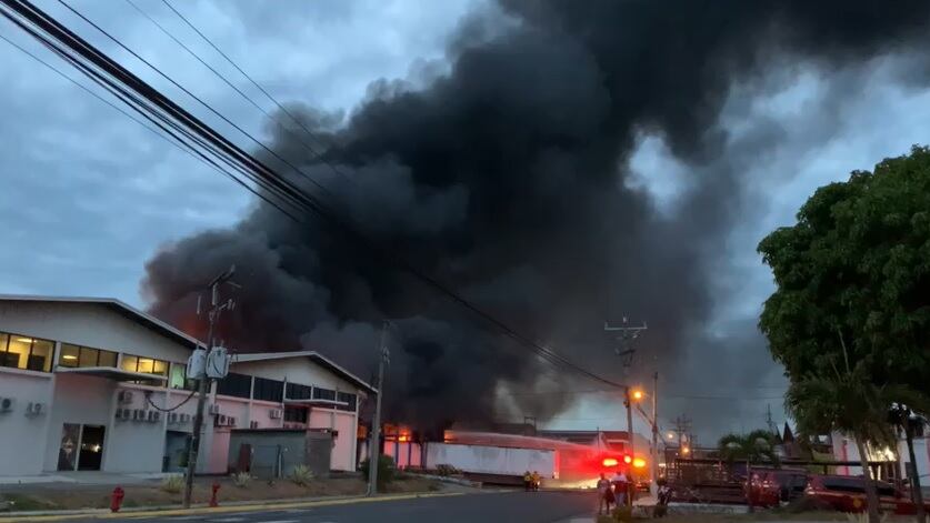 Incendio en zona franca en el Coyol de Alajuela. Foto cortesía Bomberos.