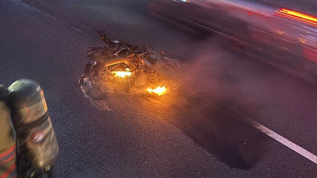 Tras el choque contra el carro, la motocicleta en la que viajaba el fallecido se incendió. Minutos después un conductor que irrespetó el perímetro de seguridad arrastró la moto unos 20 metros.
