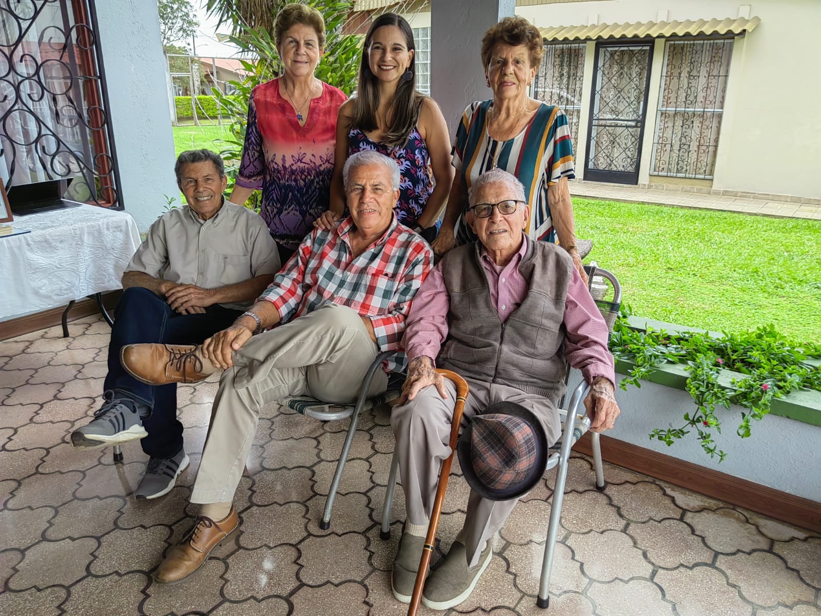 La familia Vargas Hidalgo de Santa Bárbara de Heredia, comenzó en 1927 una especial tradición al vestir a los que iban naciendo, a los 9 meses, con un mismo vestidito que hizo doña Mélida Hidalgo Cortés. El vestido tiene ya 96 años y lo han usado 11 hijos, 34 nietos, 80 bisnietos y 52 tataranietos, 176 bebés en total. En la foto, de izquierda a derecha, sentados, Victoriano, Sergio y Horacio Vargas Hidalgo, arriba, de izquierda a derecha, Aurora Vargas Hidalgo, Fabiola Ocampo Vargas y Zaira Vargas Hidalgo.
