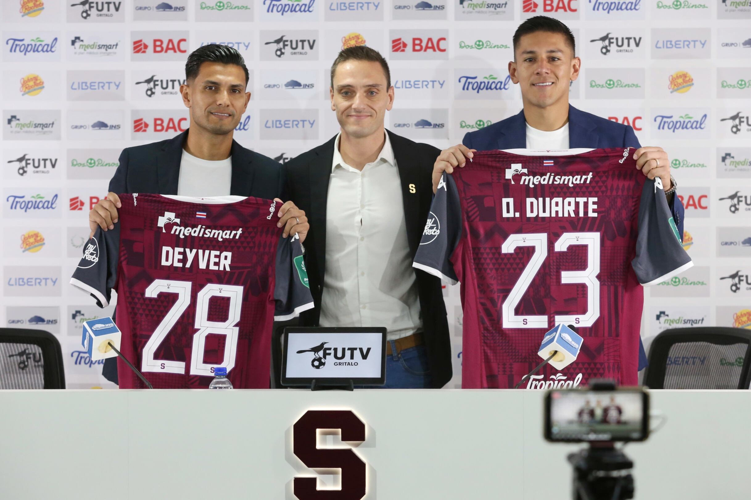 30/08/24/ Conferencia de prensa de Vladimir Quesada DT de Saprissa y presentación de Óscar Duarte y Deyver Vega como májenos jugadores de Saprissa / Foto John Durán