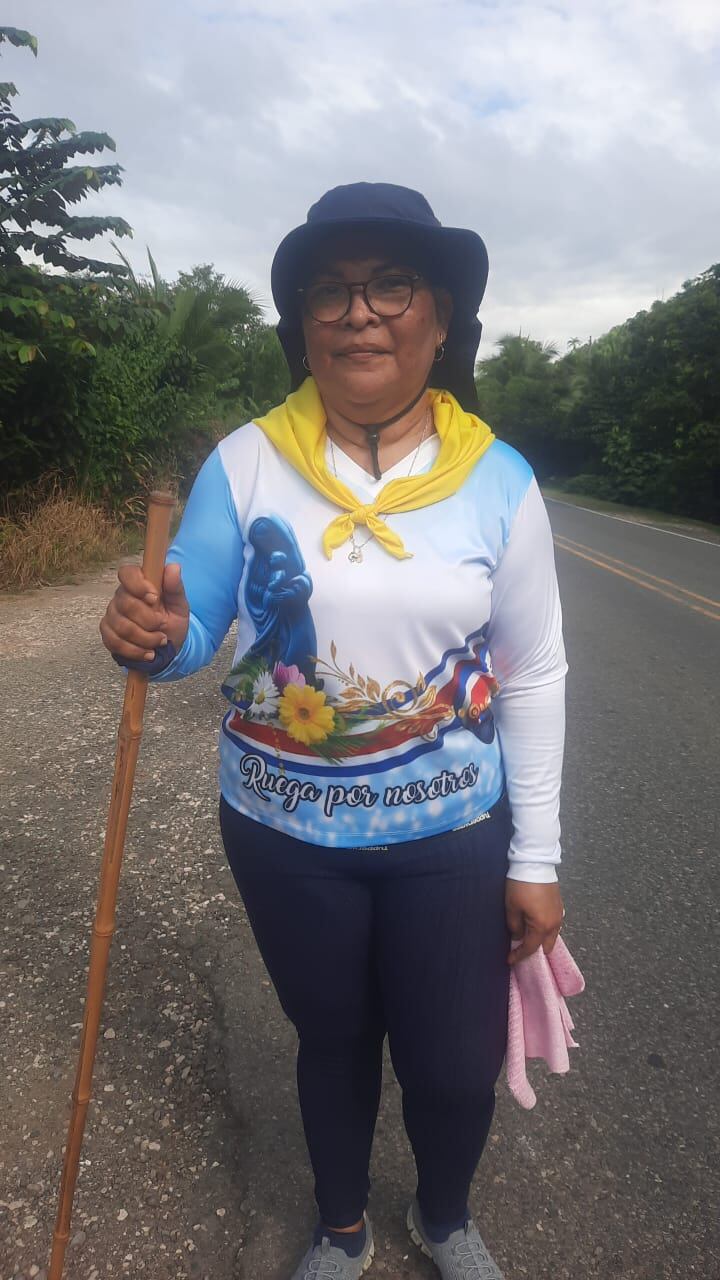 Este domingo 20 de julio los romeros de Río Claro de Golfito comenzaron, desde Paso Canoas, a caminar para cumplirle un año más a la patrona de Costa Rica, la virgencita de los Ángeles. En el grupo camina el periodista Rafael Vargas Jiménez, nuestro amigo de Brunca TV Digital, quien nos colabora con esta información y se caminará los 300 kilómetros, algo que realiza desde hace 10 años.