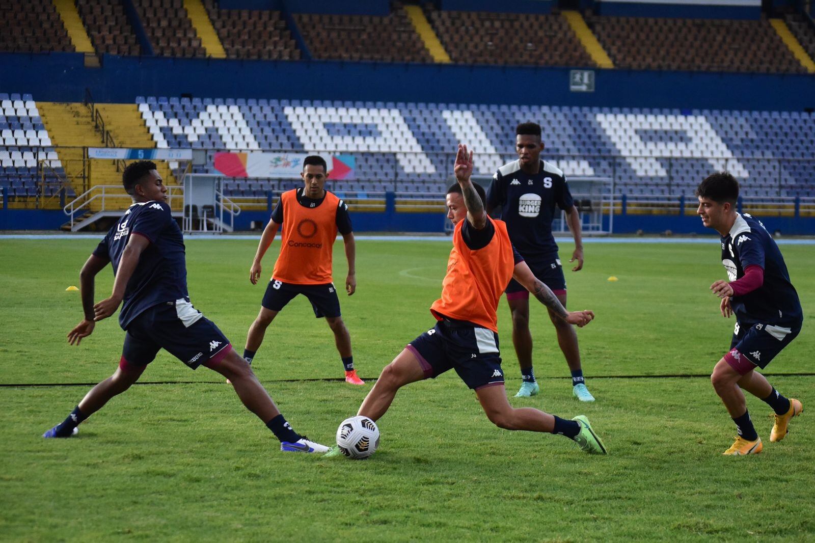 Los morados reconocieron la cancha del antiguo estadio Mateo Flores. Prensa Saprissa.
