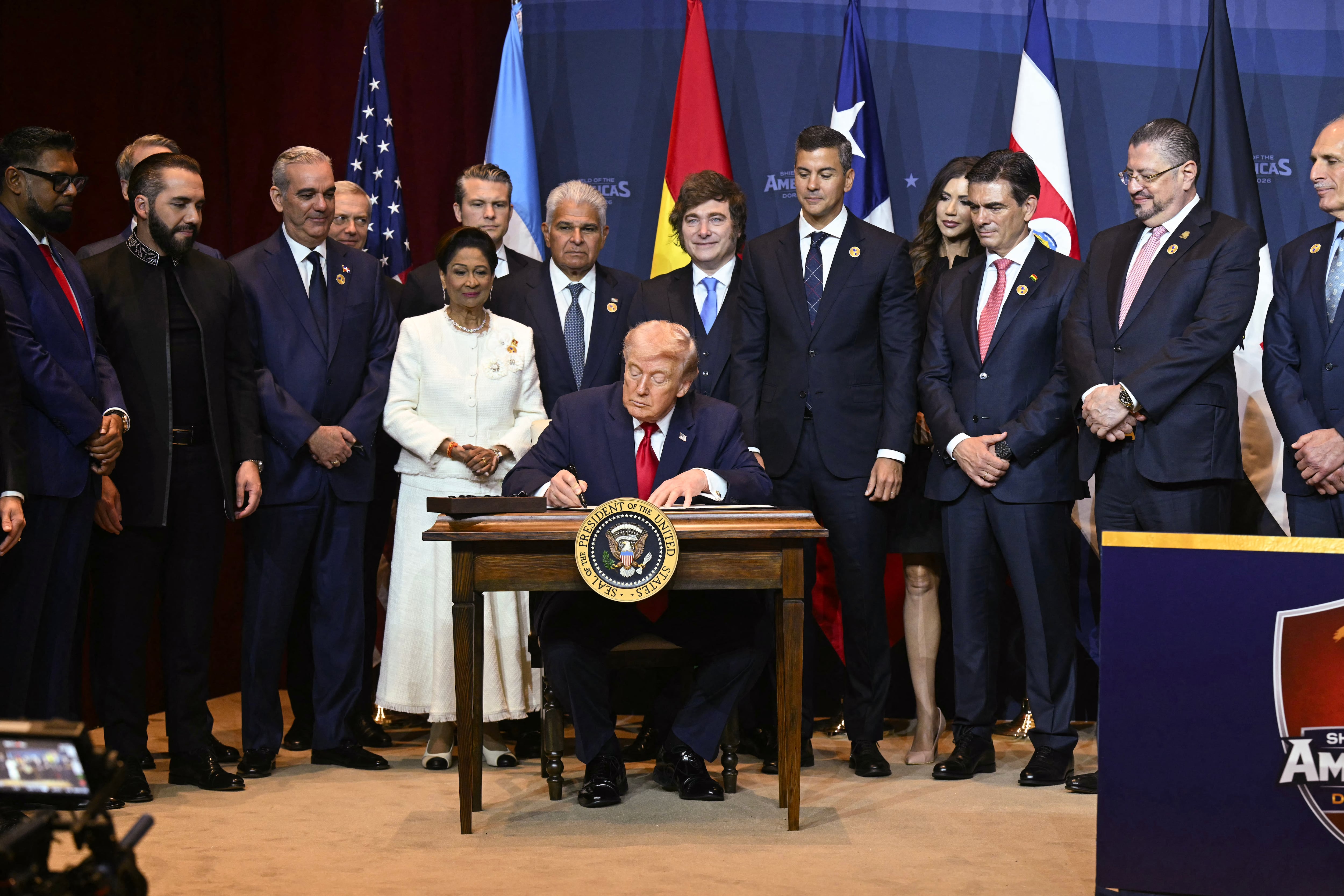 El presidente de Estados Unidos, Donald Trump, firmó una orden ejecutiva en la Cumbre "Escudo de las Américas" en el Trump National Doral de Miami el 7 de marzo, declarando, entre otras medidas, que los cárteles criminales y las organizaciones terroristas extranjeras en el hemisferio occidental deben ser desmantelados en la mayor medida posible, de conformidad con la legislación aplicable. El presidente Trump recibió a una docena de líderes de América Latina y el Caribe para abordar los desafíos que enfrenta la región, desde el crimen organizado hasta la inmigración ilegal.