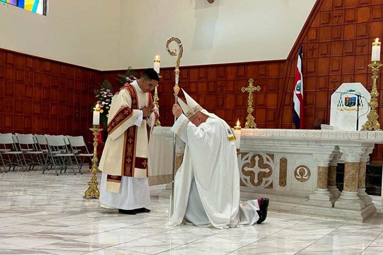 el diácono es un colaborador VIP del obispo, llamado a servir en la Iglesia con humildad y entrega.