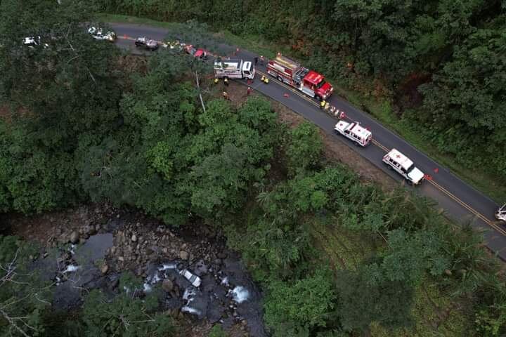 Rescate de adultos mayores que cayeron con carro a río en San Ramón. Foto Cruz Roja.