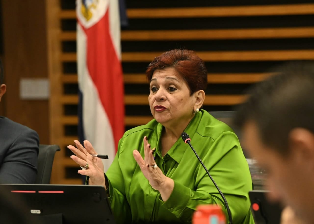 La diputada Dinorah Barquero y presidenta de la Comisión de Control de Ingreso y Gasto Público de la Asamblea Legislativa llamó la atención al embajador Pablo Heriberto Abarca.
