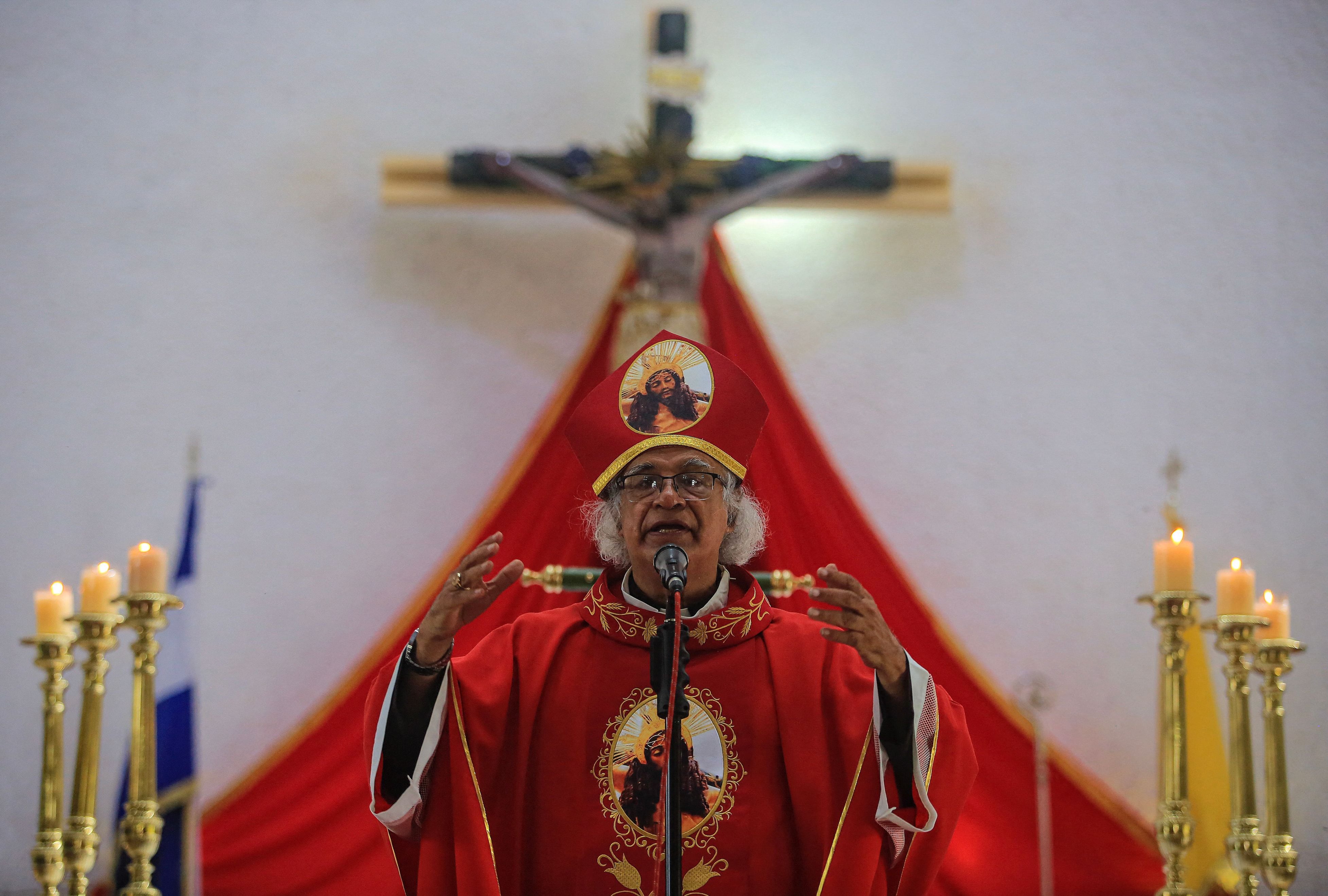 El Cardenal nicaragüense Leopoldo Brenes oficia misa en honor a la imagen de la Sangre de Cristo, en la Catedral Metropolitana de Managua el 9 de julio de 2023. El Cardenal nicaragüense Leopoldo Brenes, Arzobispo de Managua, expresó su “cercanía” a los feligreses en la "ausencia de sus sacerdotes" en un mensaje en la misa dominical del 31 de diciembre de 2023, en referencia tácita a la detención de al menos 13 clérigos y dos seminaristas desde el 20 de diciembre. (Foto de Oswaldo RIVAS/AFP)
