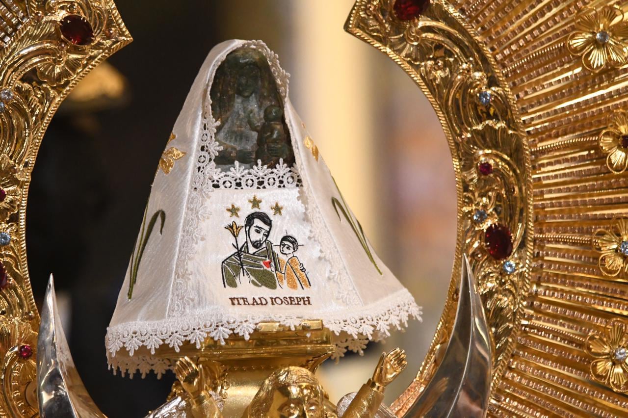 La tradicional Vestición, cambiarle el vestido el 1 de agosto de cada año a la Virgen de Los Ángeles en Cartago, se realizó ese 2021. El vestido lo realizó la arquidiócesis de San José como parte de las celebraciones del bicentenario de nuestra democracia.