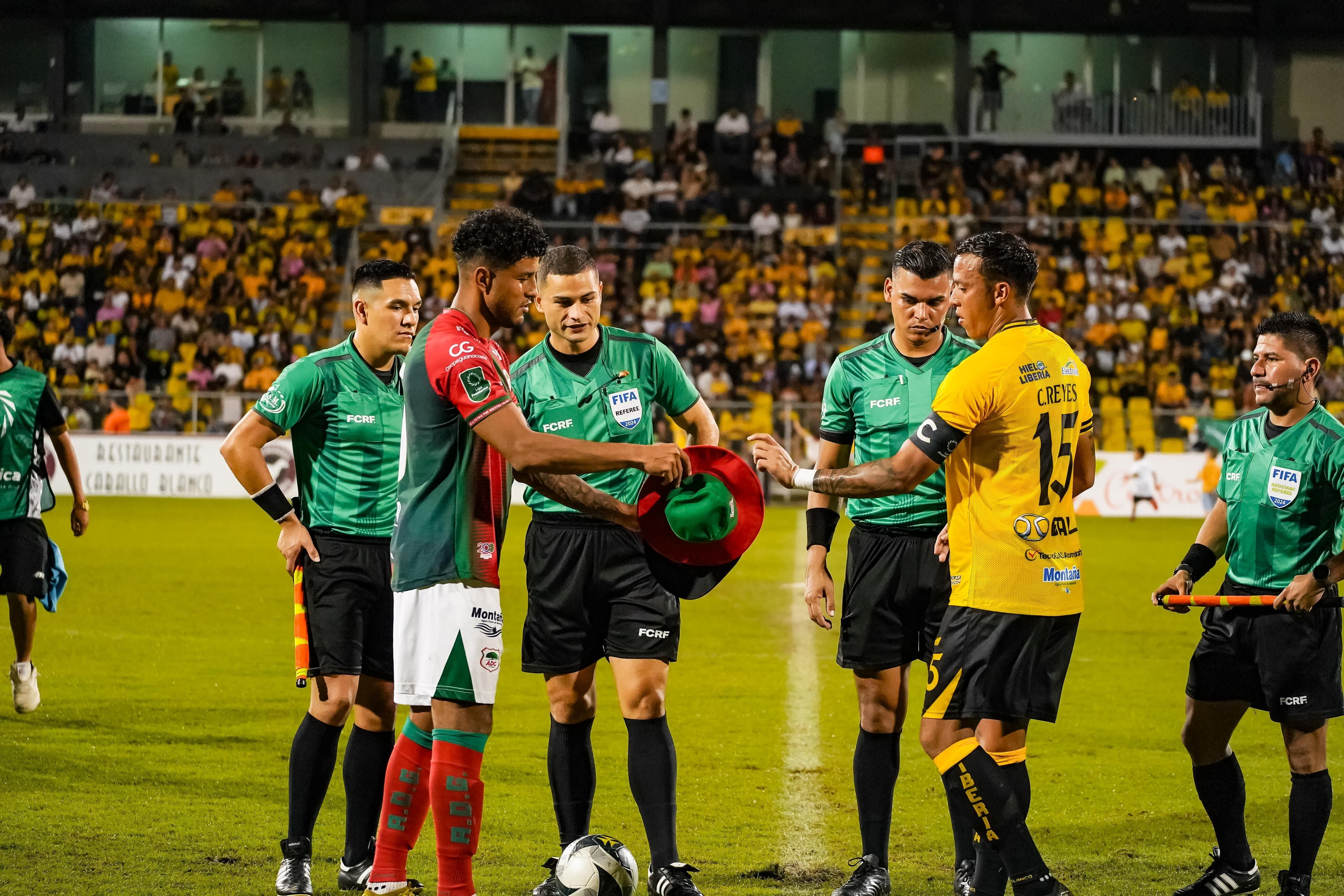 Johan Venegas y Christian Reyes fueron los capitanes en el clásico de la pampa.