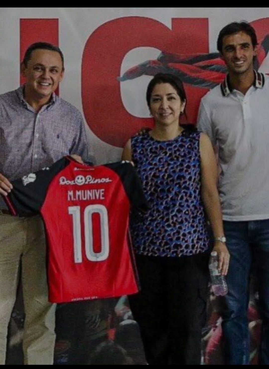 La ministra de Munive tuvo que aclarar cuál es su color de equipo, ante las críticas por el cierre del estadio Lito Pérez. Foto tomada de X.